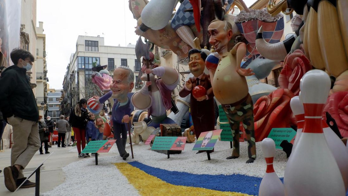 FOTO: 'Putin' dan 'Biden' Dibakar di Festival Api La Fallas