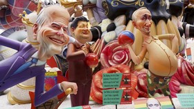 FOTO: 'Putin' dan 'Biden' Dibakar di Festival Api La Fallas
