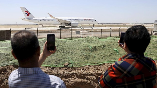 Pesawat komersial China Eastern mengalami kecelakaan di pedesaan dekat Kota Wuzhou, Provinsi Guangxi, China barat daya, Senin (21/3).