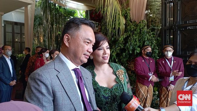 Mantan Wakil Menteri Luar Negeri Dino Patti Djalal menceritakan pertemuannya dengan suami Putri Tanjung, Guinandra Jatikusumo.