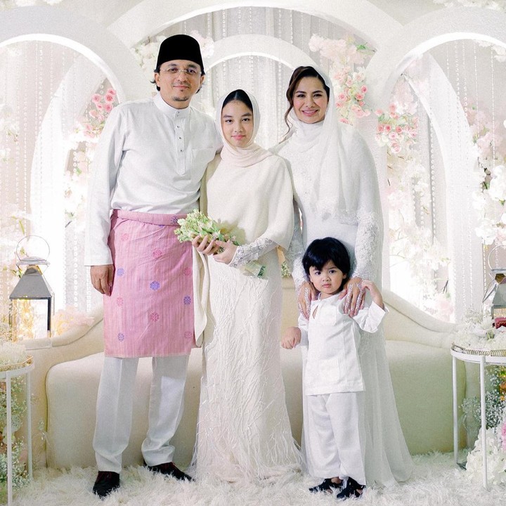<p>Pernikahan mereka dilangsungkan dengan sederhana karena bertepatan dengan masa pandemi. Masing-masing dari keduanya juga sudah memiliki seoerang anak dari pernikahan sebelumnya. (Foto: Instagram @narmeukgne) <br /><br /></p>