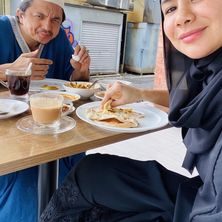 <p>Melalui akun Instagram pribadi Noor Nabila menunjukkan potretnya bersama suami saat sedang makan. <em>"Happy Anniversary husband. Here’s to many more years of making each other happy, making memories together, and making the very best of life each and every day! love y</em>," tulisya melalui akun @noornabila.<br /><br /><br /></p>