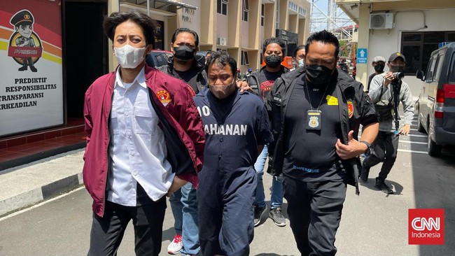 Pelaku sudah tiga kali memperkosa anak kandungnya yang berusia delapan tahun dalam waktu berbeda. Terakhir kali aksi bejadnya dilakukan Jumat lalu.
