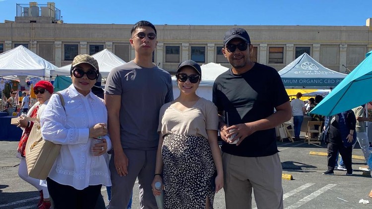 Ibunda Nikita Willy di Amerika Serikat