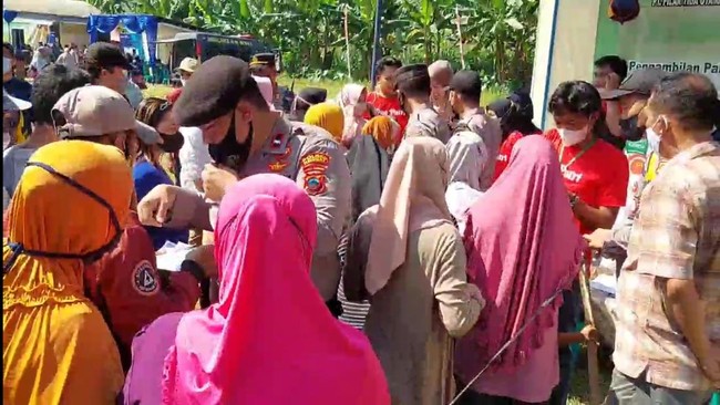 Bazar di Kendal, Jawa Tengah menawarkan paket sembako, termasuk minyak goreng di dalamnya, dengan harga murah.