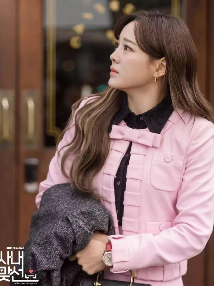 Mau kencan dengan pacar? Coba nih setelan baju berwarna lembut yang dipakai Sejeong satu ini. Sejeong pakai inner hitam dengan blazer warna pink. Makin manis dengan rok warna senada. Keren semua kan?/ Foto: instagram.com/kim.sejeong828/