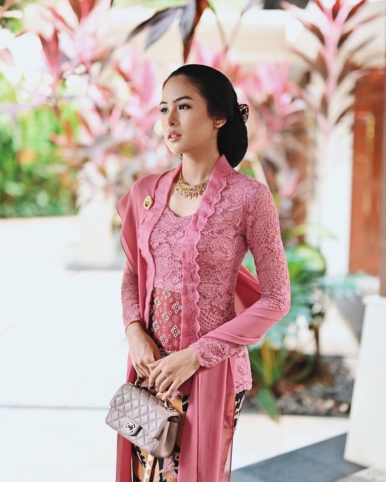 7 Potret Outfit Kebaya Maudy Ayunda Hadiri Pernikahan Putri Tanjung