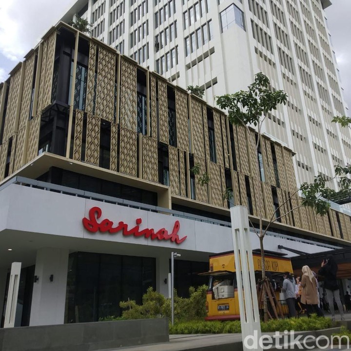<p>Pusat perbelanjaan Sarinah kini kembali dibuka usai direnovasi. Sebelumnya, bangunan ini ditutup untuk renovasi besar-besaran pada 2020 lalu. (Foto: Aldiansyah Nurrahman/detikcom)</p>