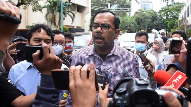 Aktivis HAM Haris Azhar dan Fatia Maulidiyanti rampung menjalani pemeriksaan sebagai tersangka di Polda Metro Jaya pada Senin (21/3).