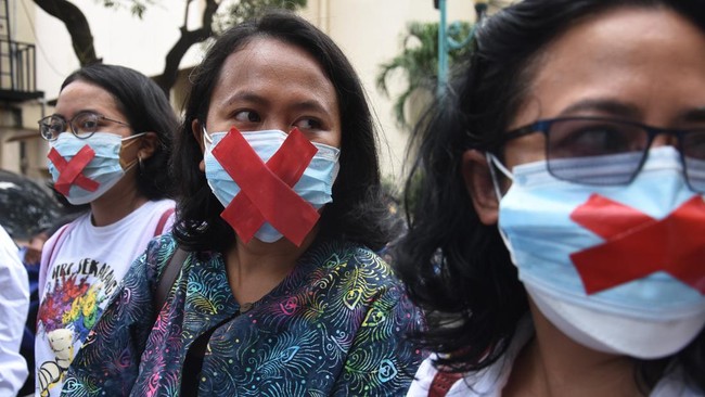 Pemerintah melonggarkan aturan penggunaan masker di ruang terbuka selama memasuki masa transisi dari pandemi menjadi endemi Covid-19.
