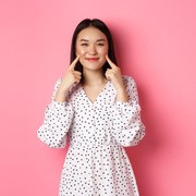 Biar Nggak Kayak Badut, Ini 4 Trik Memakai Blush On Pada Wajah Bulat, Auto Tirus!