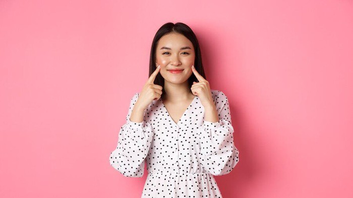 Biar Nggak Kayak Badut, Ini 4 Trik Memakai Blush On Pada Wajah Bulat, Auto Tirus!