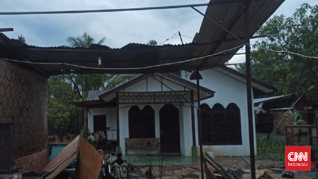 Hujan deras dan angin kencang di Langkat, Sumatera Utara membuat ratusan rumah mengalami rusak berat, sedang hingga ringan.