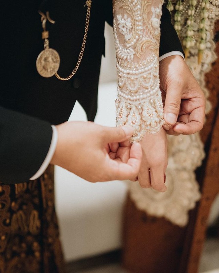 Putri Tanjung Detail penampilan Putri Tanjung saat akad nikah