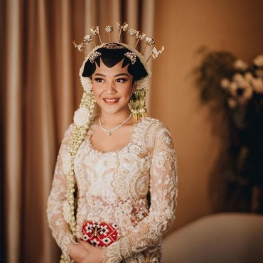 7 Penampilan Anggun Putri Tanjung Saat Akad Nikah Pakai Busana Adat Jawa