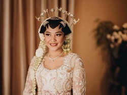 7 Penampilan Anggun Putri Tanjung Saat Akad Nikah Pakai Busana Adat Jawa