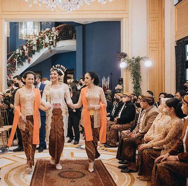 7 Potret Prosesi Upacara Adat Panggih di Pernikahan Putri Tanjung & Andra