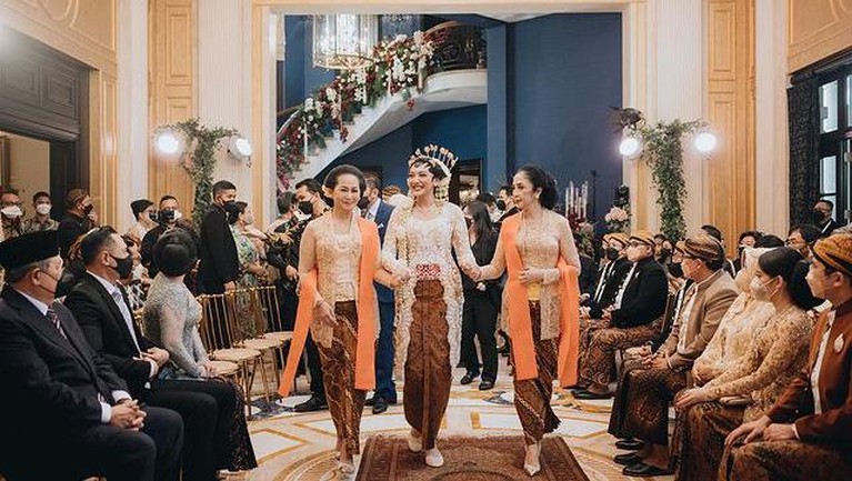 Putri Tanjung dan Guinandra Jatikusumo Prosesi upacara adat Panggih
