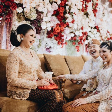 7 Potret Cantik Sang Ibu Sepanjang Prosesi Pernikahan Putri Tanjung