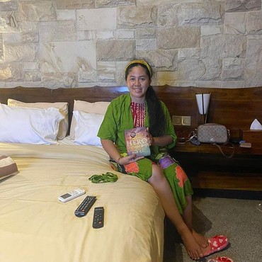 Tak Cuma MotoGP, Rara Tampil Modis Saat Jadi Pawang Hujan di Konser NOAH