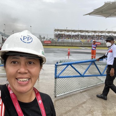 Pangling, Mbak Rara Tampil Beda Saat Jadi Pawang Hujan Konser NOAH