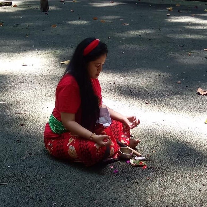 <p>Ketika menjalankan tugasnya, Rara mengaku dapat melakukan modifikasi cuaca dengan kekuatan doa. Ia kerap terlihat melakuakan meditasi dan merapal doa ketika sedang bertugas. (Foto: Instagram @rara_cahayatarotindigo)</p>