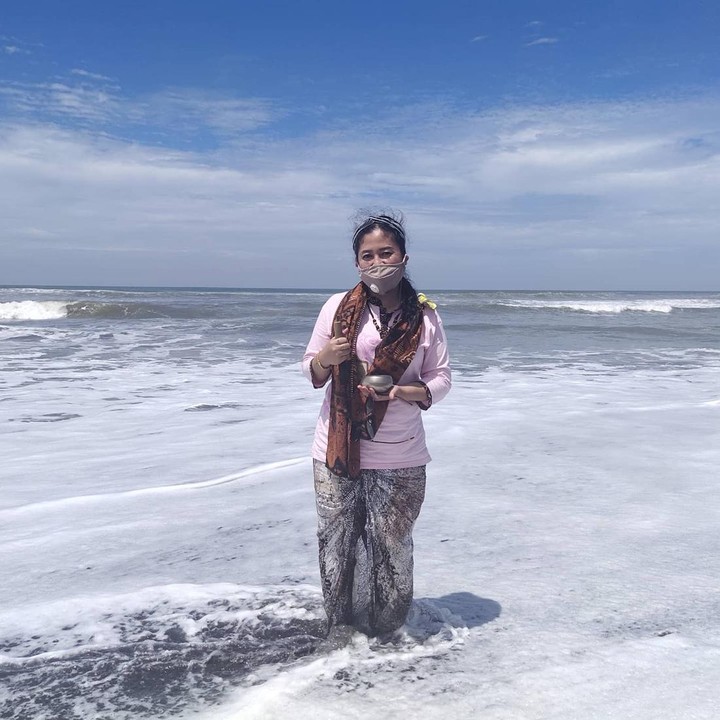 <p>Ajang MotoGP Mandalika bukan merupakan yang pertama bagi Rara. Ia sudah dipercaya untuk 'menangkal' hujan di acara-acara penting pemerintahan. (Foto: Instagram @rara_cahayatarotindigo)</p>