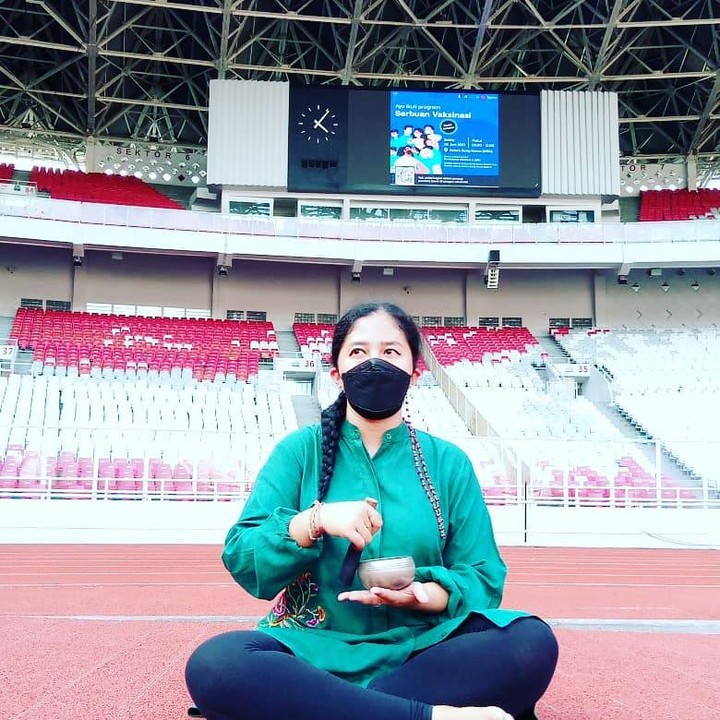 <p>Lewat Instagram, Rara bercerita bahwa ia merupakan pawang hujan yang direkomendasikan oleh Menteri BUMN Erick Tohir. Ia mengaku mendapatkan upah ratusan juta sebagai pawang hujan. (Foto: Instagram @rara_cahayatarotindigo)</p>
