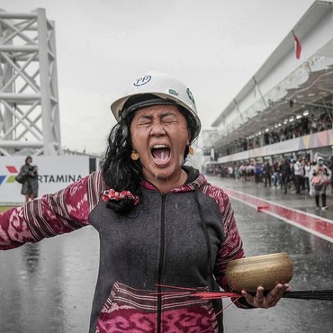 Muncul di Pemakaman Eril, Kehadiran Rara Pawang Hujan Bikin Heboh