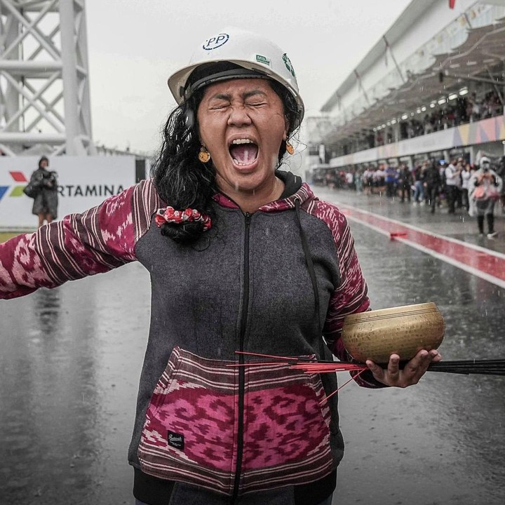<p>Rara mendadak viral usai aksinya menerjang hujan di tengah Sirkuit Mandalika. Ia mendapatkan atensi dari masyarakat dunia karena melakukan ritual pawang hujan di tengah pertandingan. (Foto: Instagram @motogp)</p>