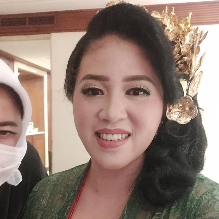 <p>Rara merupakan wanita yang bergabung dalam tim pawang hujan proyek MotoGP Mandalika 2022. (Foto: Instagram @rara_cahayatarotindigo)</p>