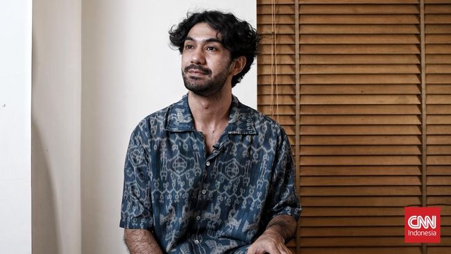 Reza Rahadian ikut turun gunung dalam demo darurat Indonesia menolak Revisi UU Pilkada di depan Gedung DPR, Kamis (22/8).