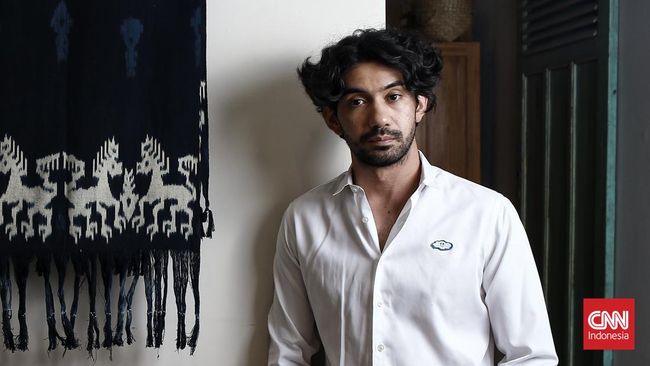 Reza Rahadian meminta Jokowi dapat membuat pernyataan sikap terhadap kondisi ini, serta membuat situasi tidak semakin parah.