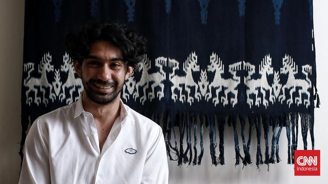 Reza Rahadian bersiap debut sebagai sutradara film panjang lewat proyek berjudul Pangku yang dijadwalkan tayang 2025.