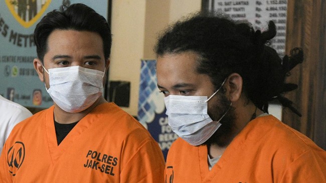 Gitaris Geisha, Roby Satria dan asistennya Aji telah ditetapkan sebagai tersangka dan ditahan oleh penyidik Polres Metro Jakarta Selatan pada Senin (21/3).