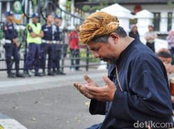 Beda Aksi dengan Rara, Begini Ritual Pawang Hujan di Jabar