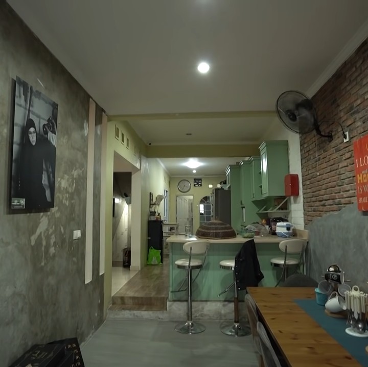 <p>Shireen Sungkar baru saja berkunjung ke rumah Zaskia Adya Mecca yang berada di Jakarta. Rumah ini merupakan hunian Zaskia dan Hanung ketika tidak sedang tinggal di Yogyakarta. (Foto: YouTube The Sungkars)</p>