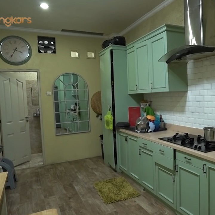 <p>Bagian dapur pasangan artis dan sutradara ini terbilang sangat sederhana, Bunda. Zaskia berusaha mempertahankan kesan klasik di rumah mereka. (Foto: YouTube The Sungkars)</p>