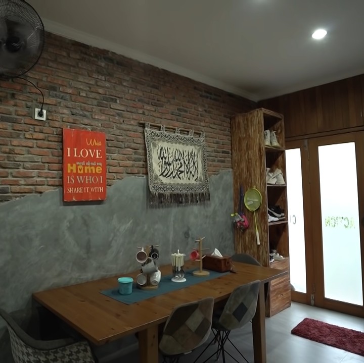 <p>Bagian ruang makan Zaskia dan Hanung tak luput dari nuansa Jawa. Tembok rumahnya didesain dengan memakai bata merah, dengan berbagai macam perabotan kayu. (Foto: YouTube The Sungkars)</p>