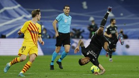 FOTO: Barcelona Gulung Real Madrid di Bernabeu