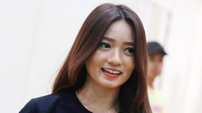 Stella Cornelia mengumumkan bahwa dirinya tengah mengandung setelah lima tahun menikah dengan Fendy Chow.
