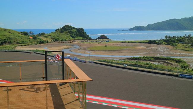 Mengenal Bukit 360 Mandalika, Tempat Strategis Menonton Balapan MotoGP TelkomGroup dan ITDC bekerjasama Hadirkan Bale TelkomGroup di deck bukit 360 di tikungan 10 Pertamina Mandalika International Street Circuit.