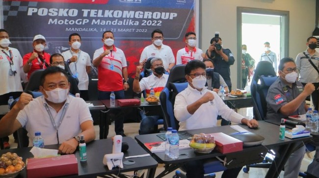 Menkominfo Johnny G. Plate mengunjungi Posko MotoGP 2022 Mandalika TelkomGroup didampingi Dirut Telkom Ririek Adriansyah, Minggu (20/3).