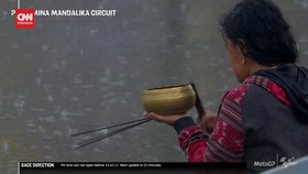 VIDEO: Aksi Pawang Hujan Roro di Balap MotoGP Mandalika