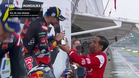 VIDEO: Momen Presiden Jokowi Beri Piala ke Miguel Oliveira