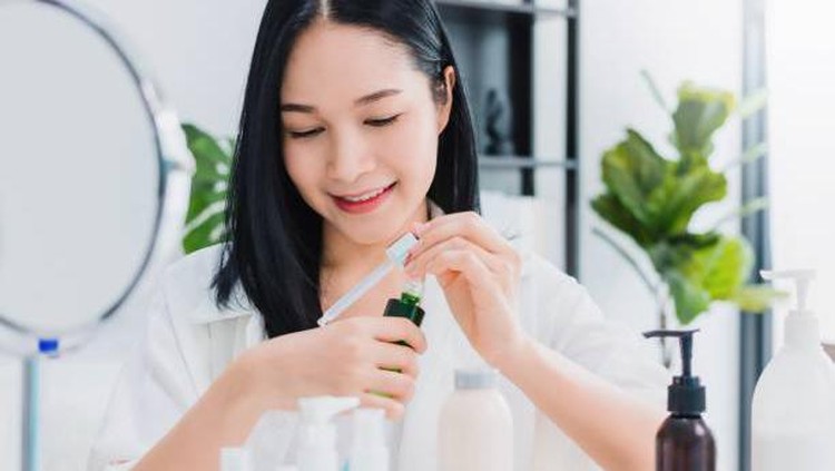 Optimal atau tidaknya kerja skincare di kulit bisa dipengaruhi oleh urutan pakai skincare, lho. Sudahkah Bunda melakukannya dengan tepat?