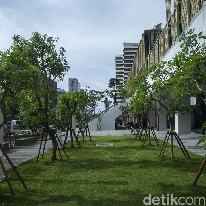 <p>Sarinah hadir dengan wajah baru yang lebih modern, namun tetap mempertahankan nuansa budaya pada arsitektur gedungnya. Gedung ini juga tampak lebih hijau dengan area terbuka yang ditanami pepohonan. (Foto: Rifkianto Nugroho/detikcom)</p>