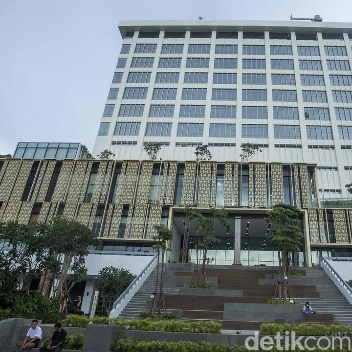 <p>Gedung pusat perbelanjaan ini berdiri di tengah hiruk pikuk Jakarta, tepatnya di kawasan Gondangdia, Menteng, Jakarta Pusat. Sarinah diresmikan pada 1966 silam oleh Presiden Soekarno dan menjadi mal dan gedung pencakar langit pertama di Indonesia. (Foto: Rifkianto Nugroho/detikcom)</p>