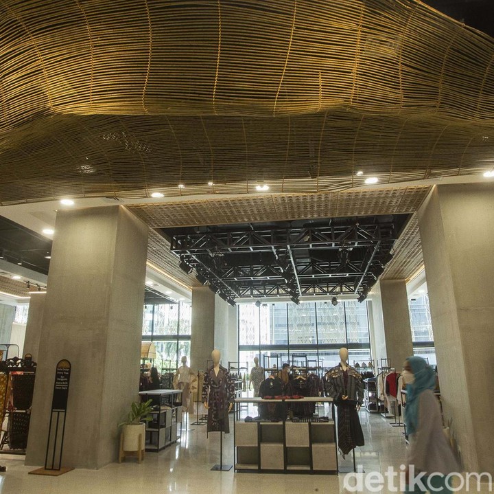 <p>Di bagian dalam, suasana pusat perbelanjaan terlihat lebih glamor dan elegan dengan nuansa hangat dari lampu temaram. (Foto: Rifkianto Nugroho/detikcom)</p>