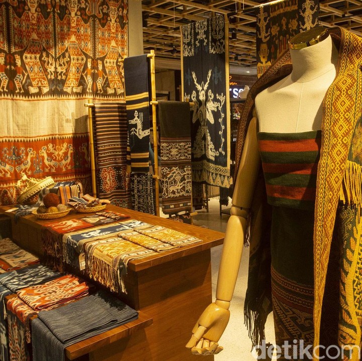 <p>Sejak awal didirikan, Sarinah dikenal sebagai pusat perbelanjaan yang menawarkan berbagai produk lokal nusantara. Ada berbagai barang tradisional yang dijual, termasuk fashion. (Foto: Rifkianto Nugroho/detikcom)</p>